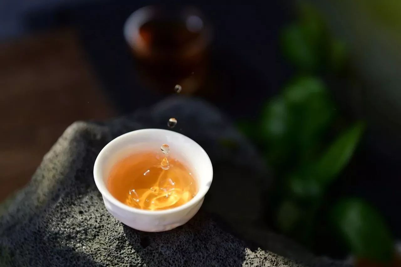 【津品茶话】品茶时，“茶水分离”感会给我们什么样的启示？