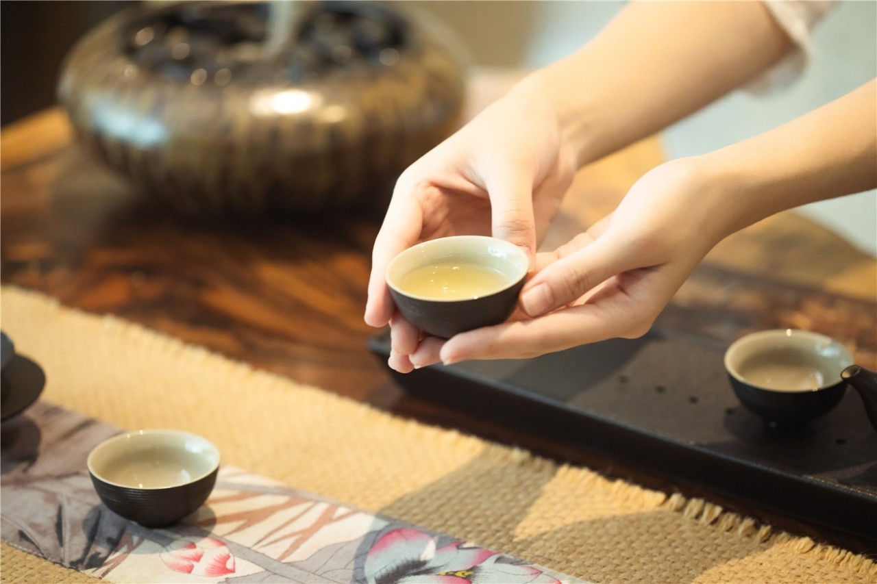 【津品茶话】喝茶时不常注意到的5个小礼节